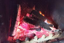 Un feu de cheminée.