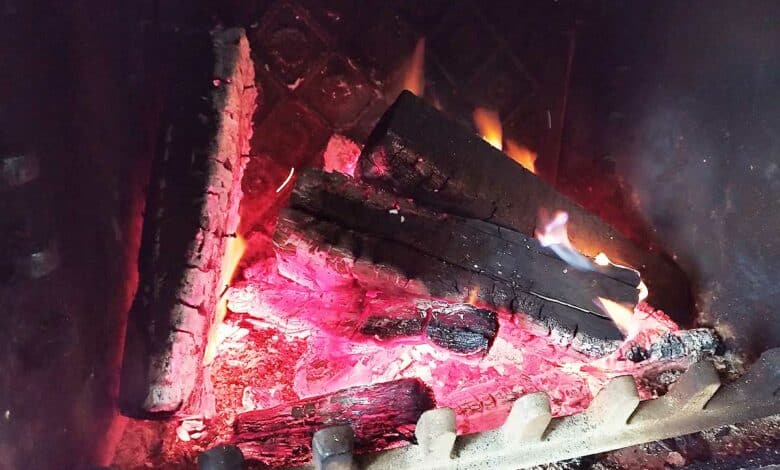 Un feu de cheminée.