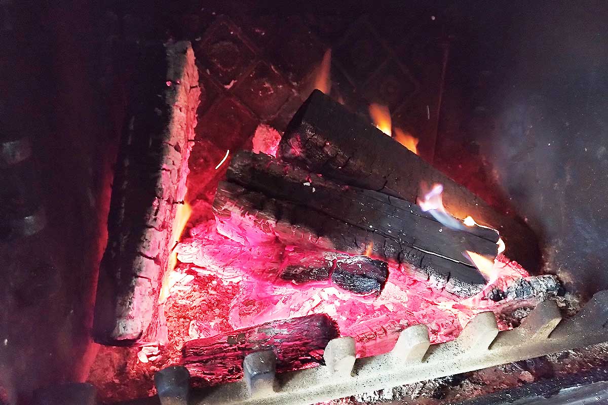 Un feu de cheminée.