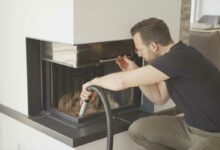 Un homme aspire dans sa cheminée.
