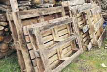 Quelques palettes stockées pour le bois de chauffage.