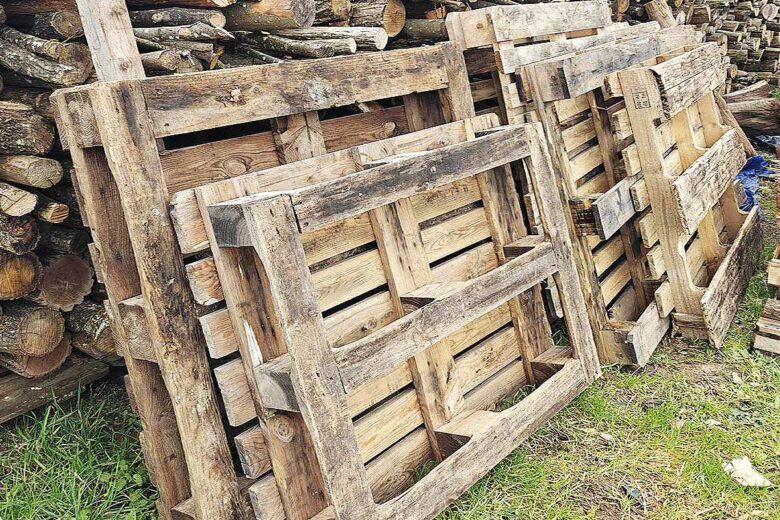 Quelques palettes stockées pour le bois de chauffage.