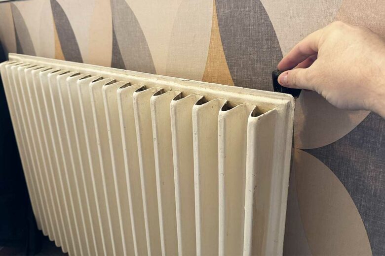 Une personne règle son chauffage.
