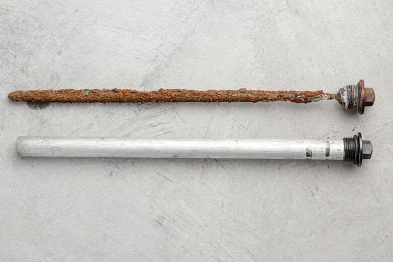 Deux anodes magnésium de chauffe-eau.