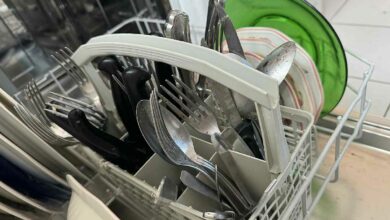 Un panier à couverts dans le lave vaisselle.