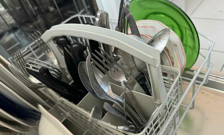 Un panier à couverts dans le lave vaisselle.