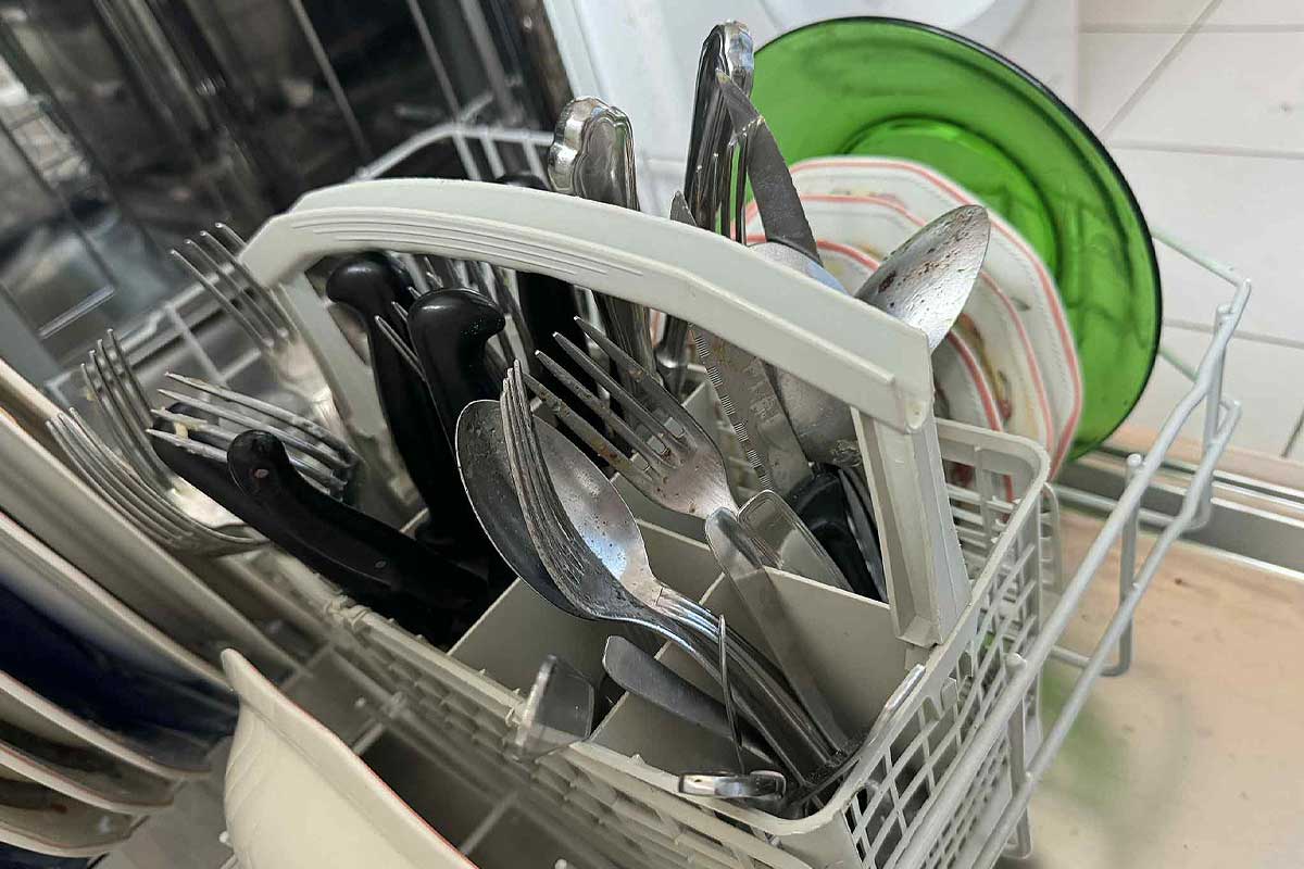 Un panier à couverts dans le lave vaisselle.