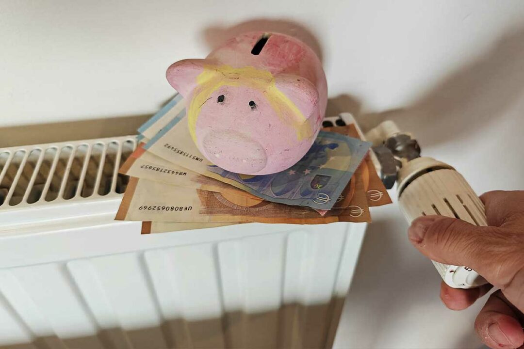Une tirelire et de l'argent sur un chauffage.