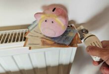 Une tirelire et de l'argent sur un chauffage.