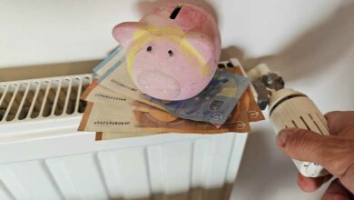 Une tirelire et de l'argent sur un chauffage.