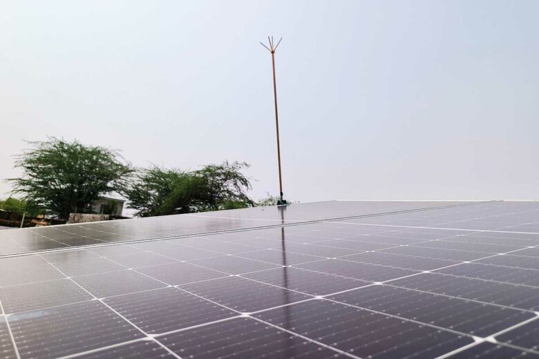 Un paratonnerre près de panneaux solaires.