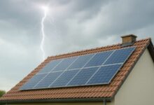 Un toit équipé de panneaux solaires lors d'un orage.