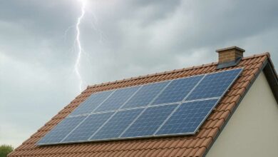 Un toit équipé de panneaux solaires lors d'un orage.