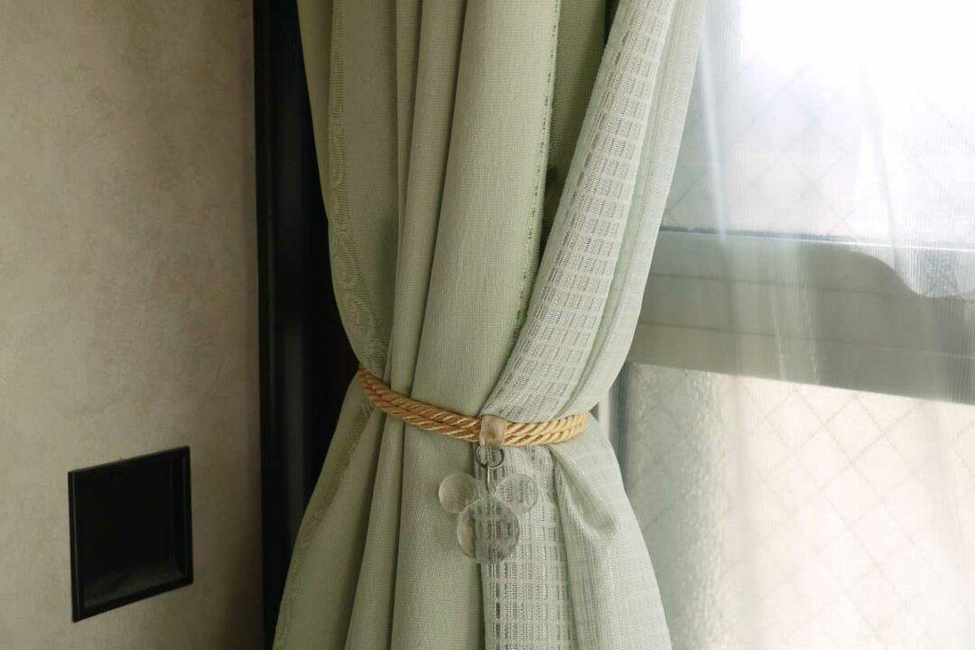 Des rideaux thermiques repliés.