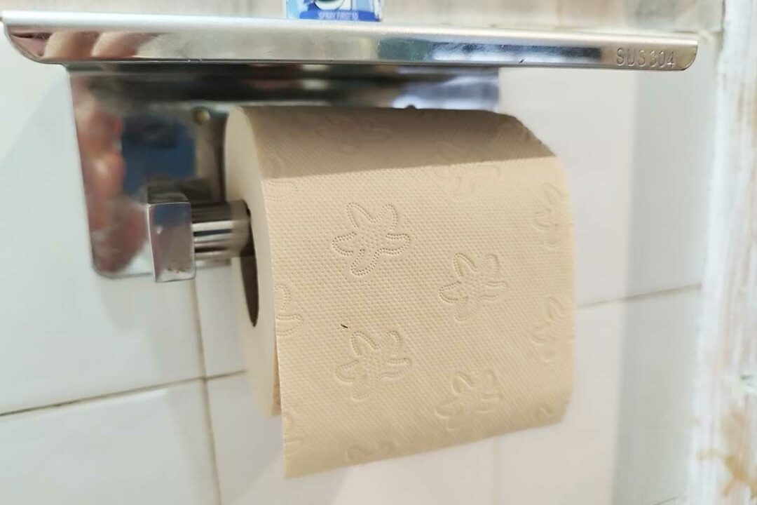 Un rouleau de papier toilette non blanchi.