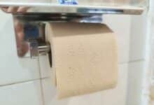 Un rouleau de papier toilette non blanchi.