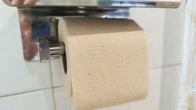 Un rouleau de papier toilette non blanchi.