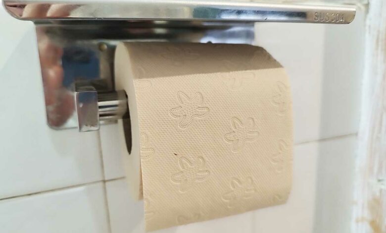 Un rouleau de papier toilette non blanchi.