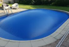 Un coussin d'hivernage dans une piscine.