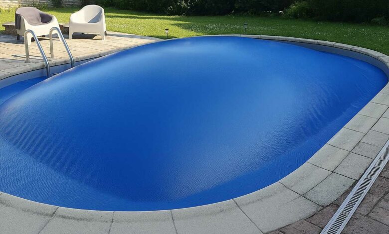 Un coussin d'hivernage dans une piscine.