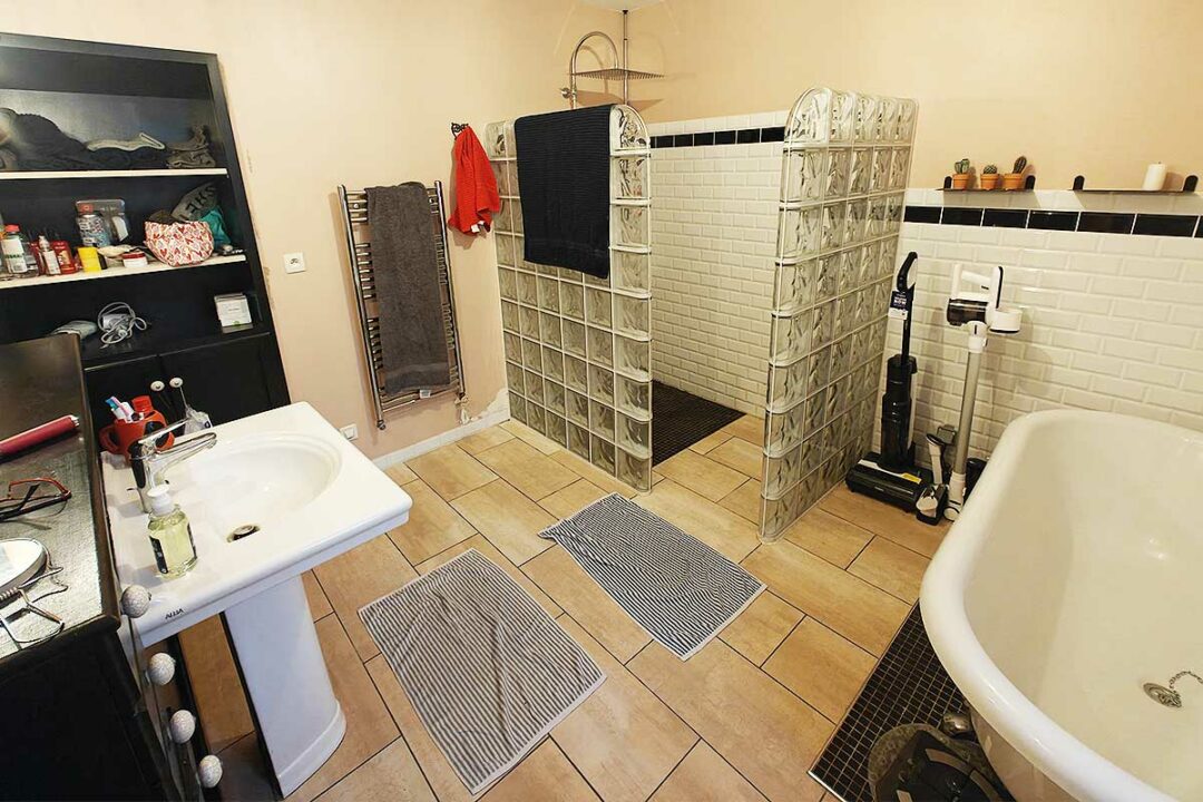 Une salle de bains avec une douche italienne.