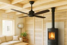 Un ventilateur de plafond dans un logement bardé de bois.