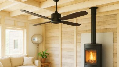 Un ventilateur de plafond dans un logement bardé de bois.