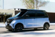 La Nissan Sakura Kei et son toit solaire rétractable.