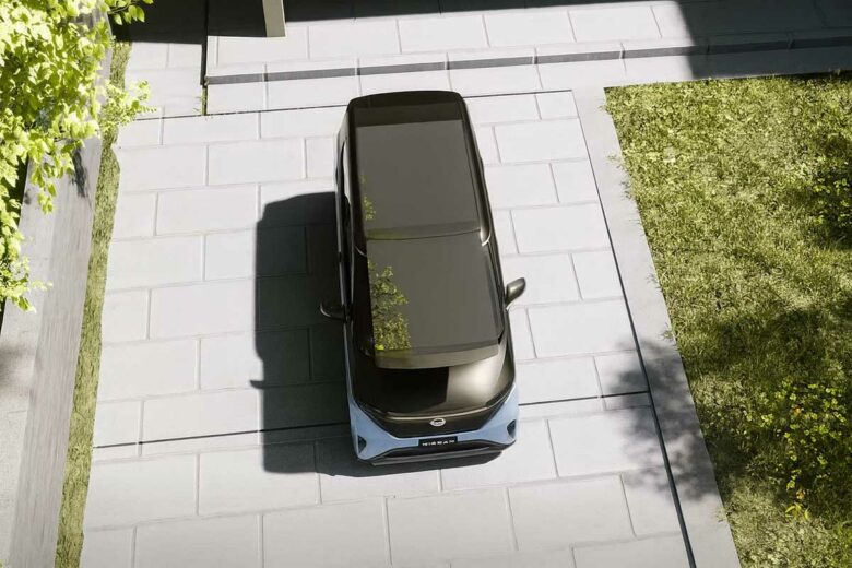 Une Sakura Kei garée avec son panneau solaire de toit déployé.