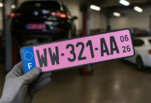 Une plaque d'immatriculation sur fond rose.
