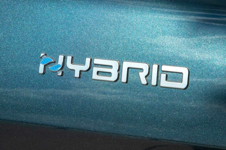 Le logo d'une voiture hybride.