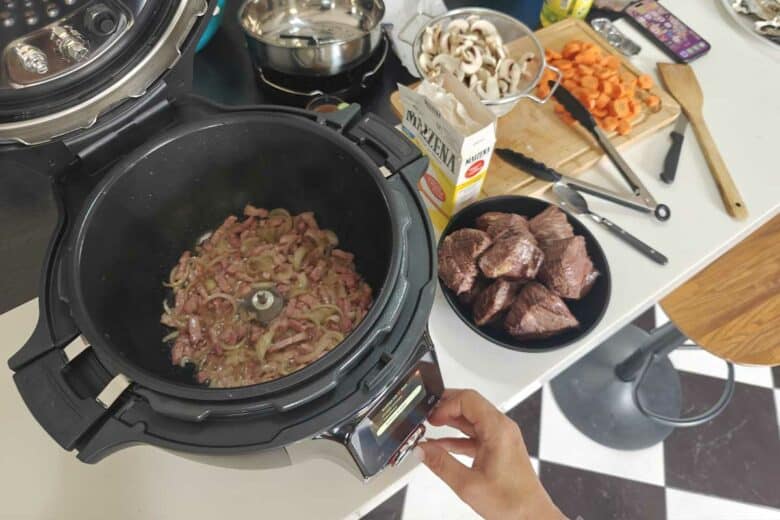 Préparation d'un bœuf bourguignon.