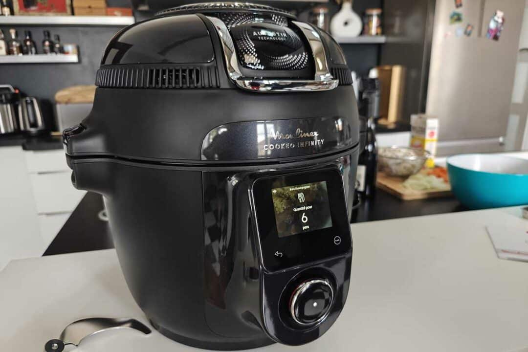 Le Moulinex Cookeo Infinity sur un plan de travail.
