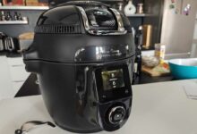 Le Moulinex Cookeo Infinity sur un plan de travail.
