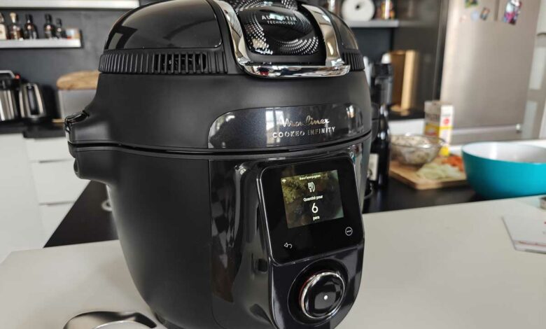 Le Moulinex Cookeo Infinity sur un plan de travail.