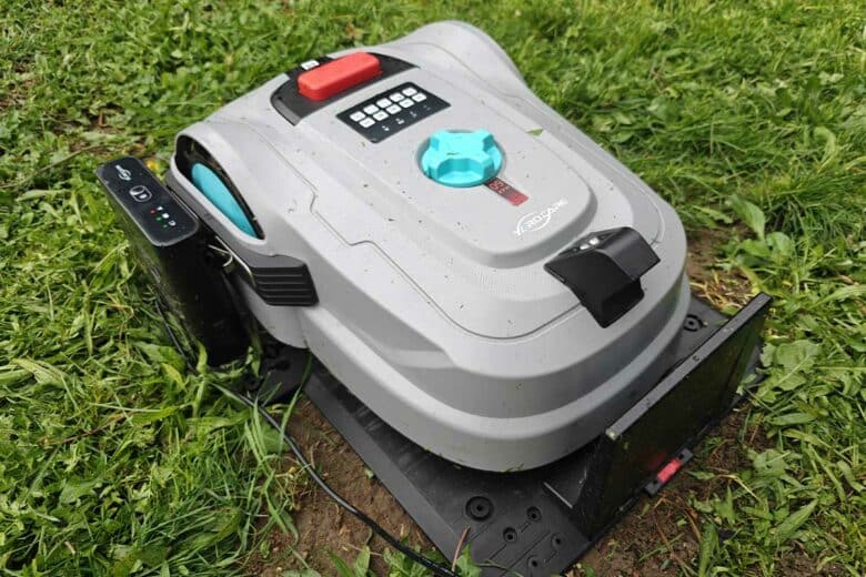 La tondeuse sur sa base de recharge.