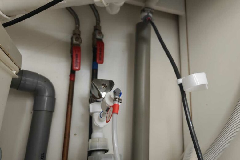 Le branchement sur l'arrivée d'eau.