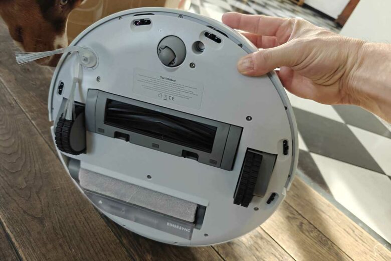 La brosse et la serpillère.