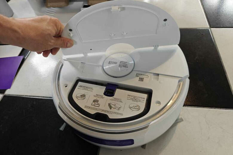 Le robot est équipé de deux caméras RGB.