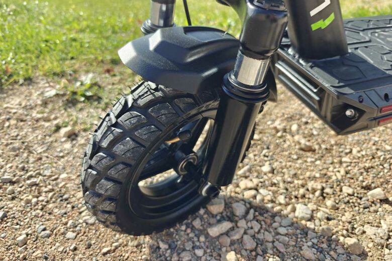 Des pneus tout-terrain de 10 pouces.