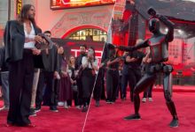 Jared Leto fait face à Tesla Optimus lors d'une avant-première du film Tron.