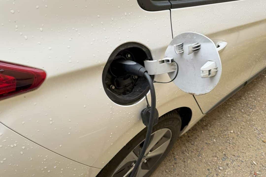 Une voiture électrique en charge.