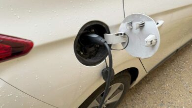 Une voiture électrique en charge.