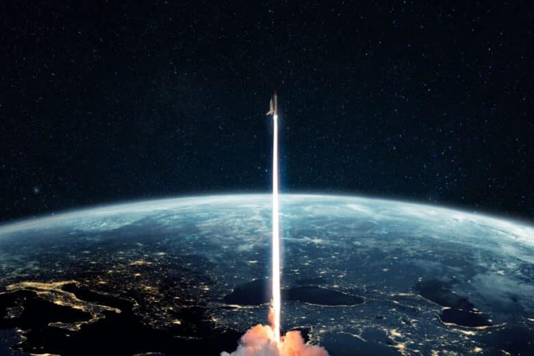 Une fusée qui décolle de la Terre.