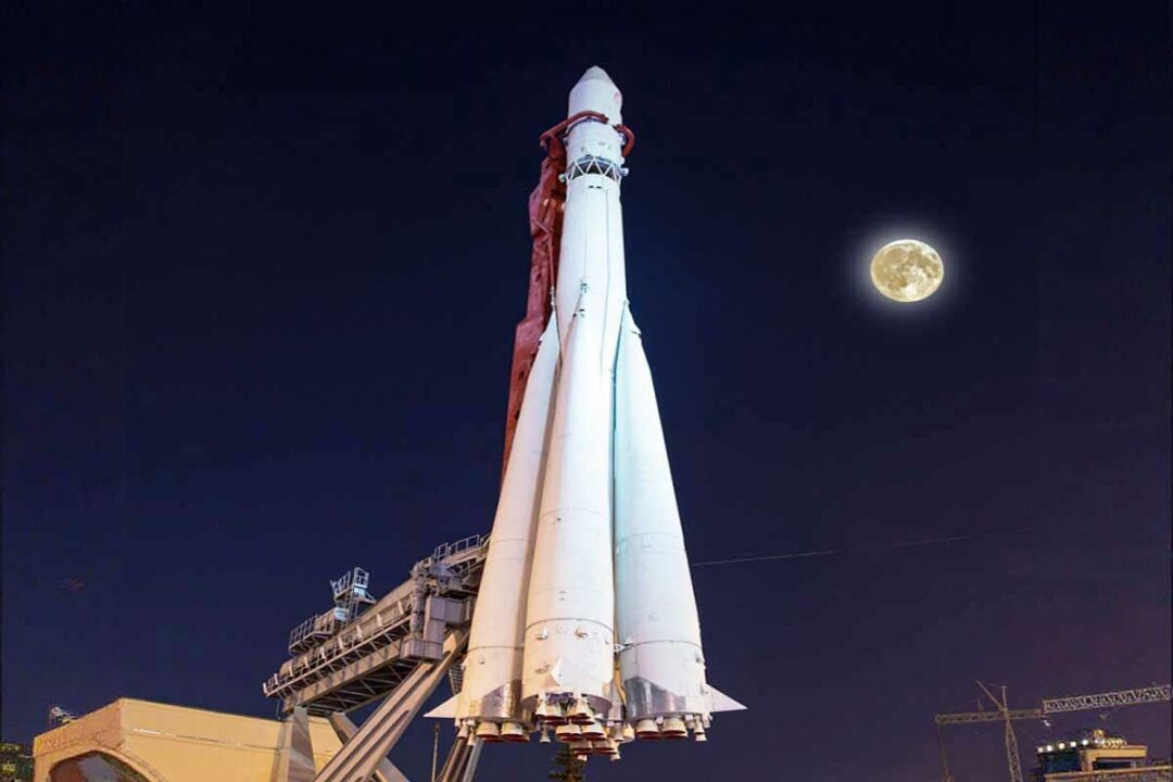 Une fusée sur un pas de tir.