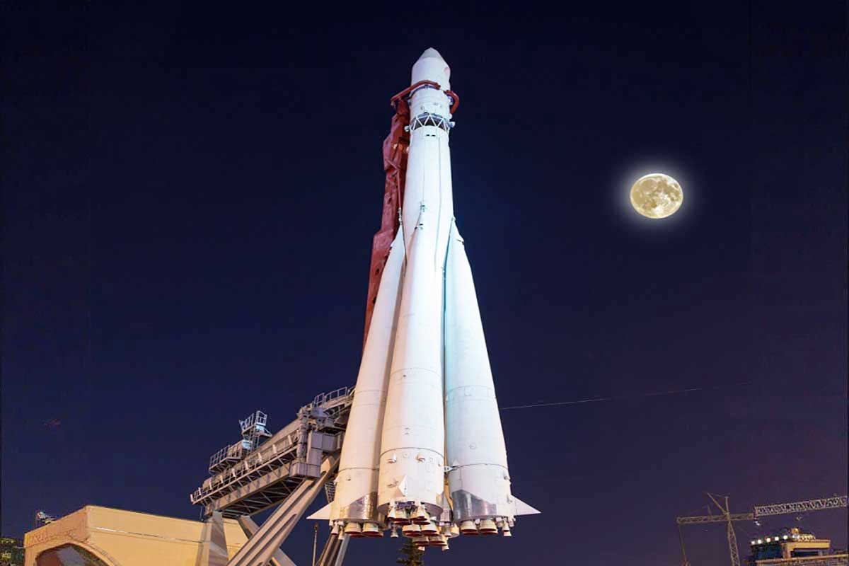 Une fusée sur un pas de tir.