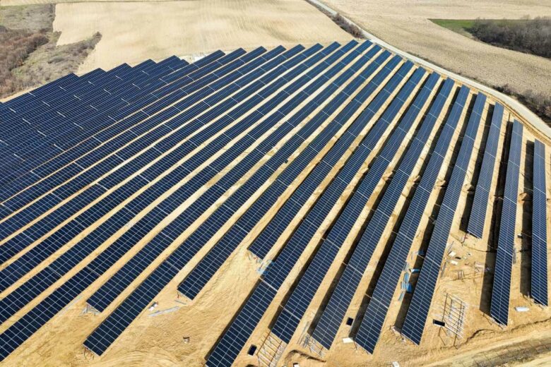 Un parc photovoltaïque en plein désert.