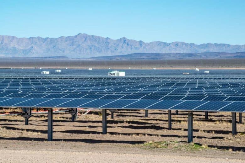 Une ferme solaire dans le désert.