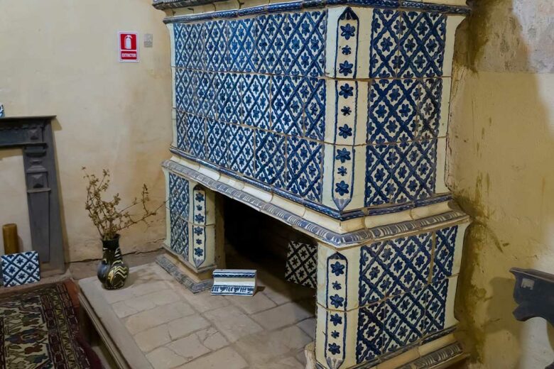 Le Kachelofe, un poêle à bois alsacien en céramique .