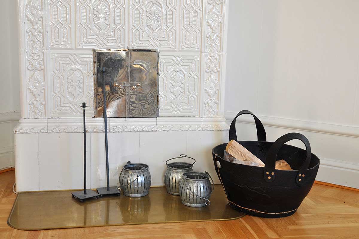 Un poêle à bois alsacien en céramique.